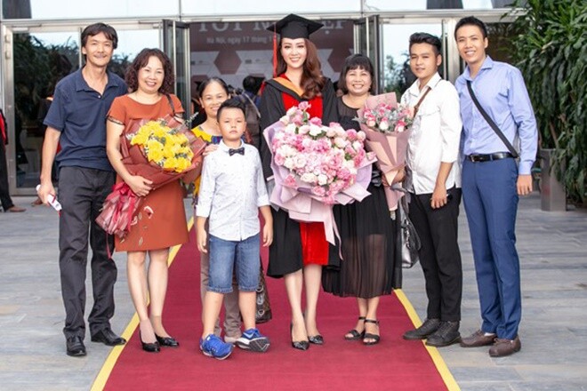 Thụy Vân trong ngày nhận bằng Thạc sĩ bên các thành viên trong gia đình.