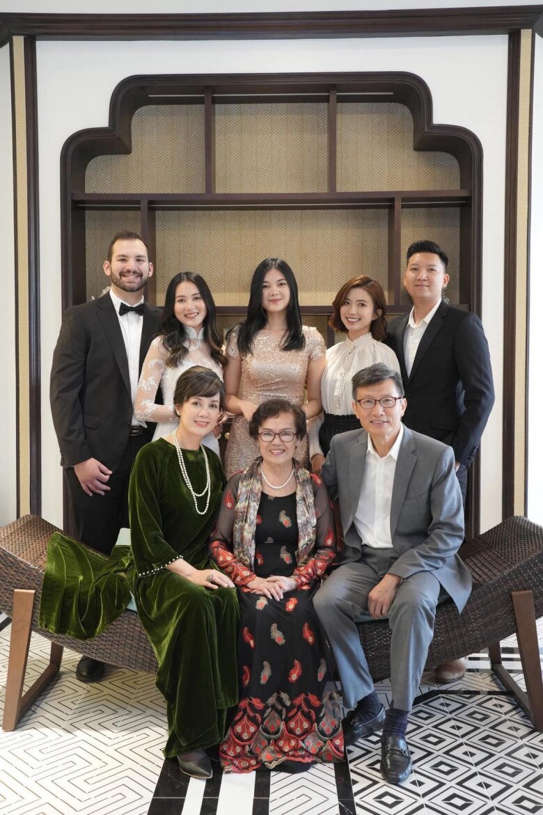 Ngọc Huyền chụp ảnh cùng gia đình nhà chồng trâm anh thế phiệt.