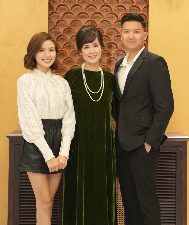 Mẹ chồng của Ngọc Huyền đẹp sang trọng, quý phái.