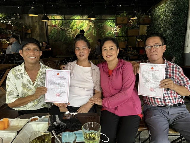 Bố mẹ chồng và bố mẹ ruột của HHen Niê cùng chụp ảnh khi cặp đôi đi đăng ký kết hôn.