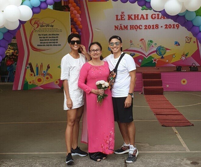 Mẹ chồng của HHen Niê là giáo viên.