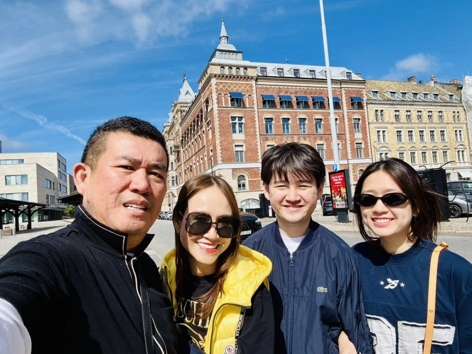 Con trai của Nhật Cường đưa bạn gái theo cùng trong chuyến du lịch gia đình.