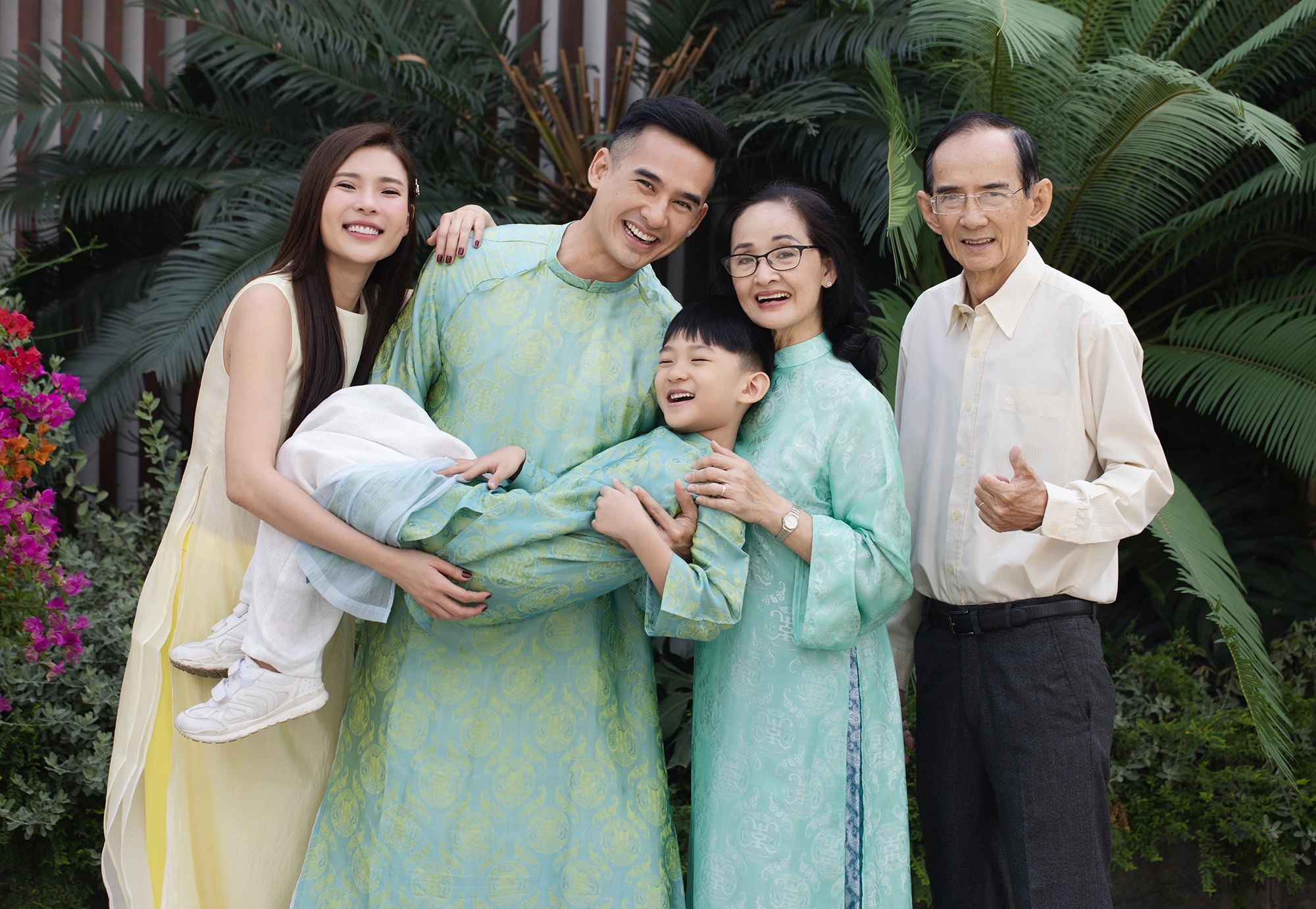 Thúy Diễm được bố mẹ chồng yêu thương, giúp đỡ việc chăm con.