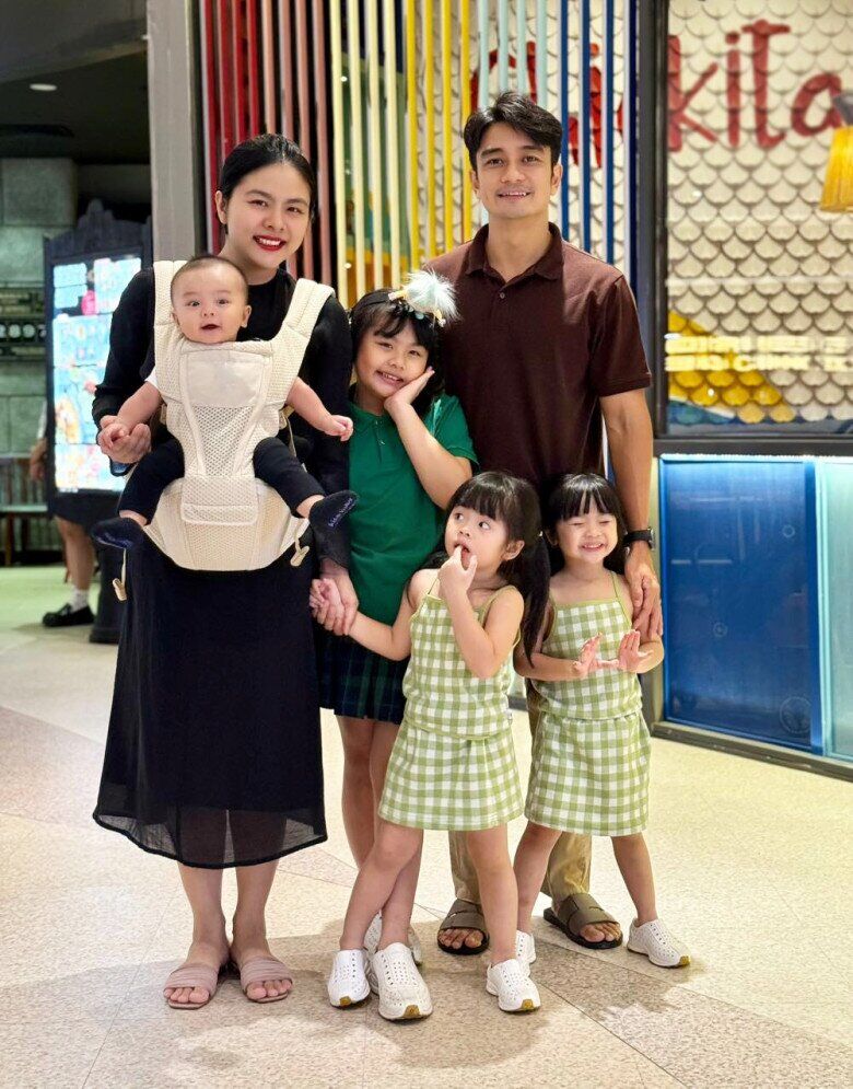 Hiện tại, Vân Trang có cuộc sống viên mãn bên ông xã và 4 con.