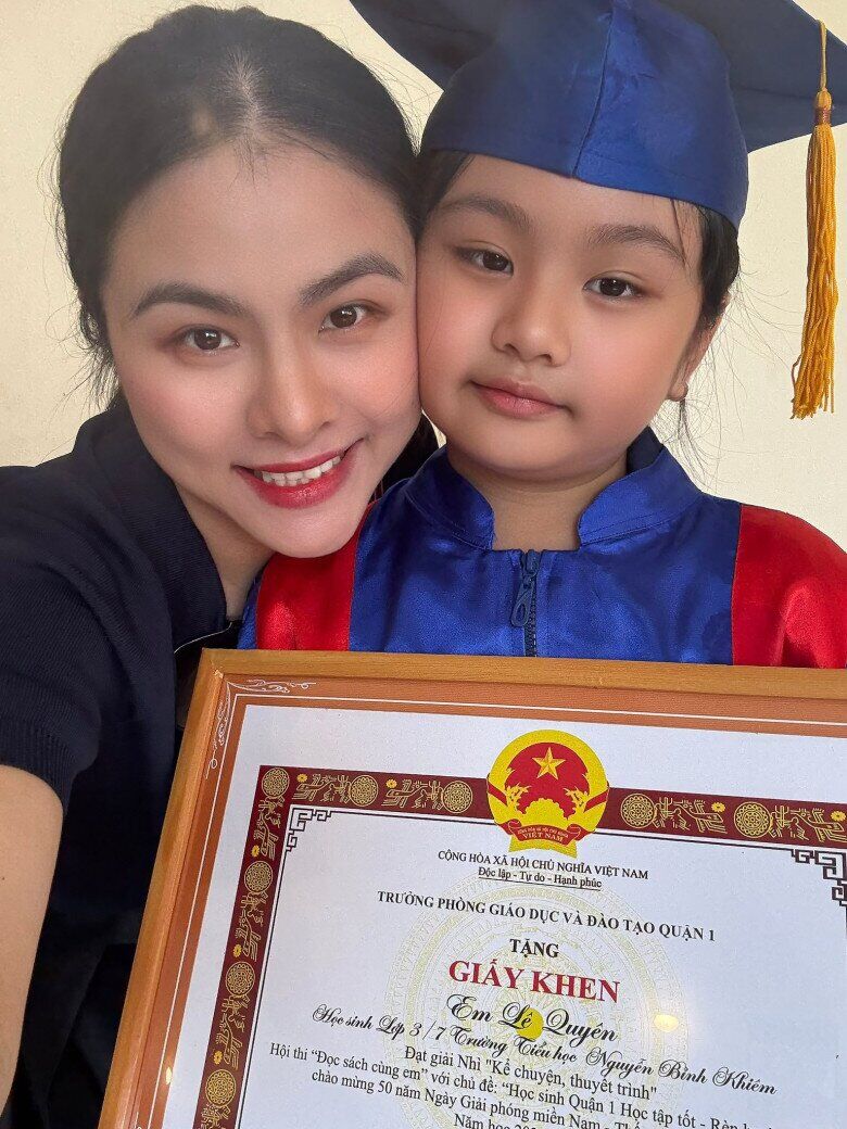 Con gái lớn của Vân Trang có thành tích học tập xuất sắc giống mẹ.