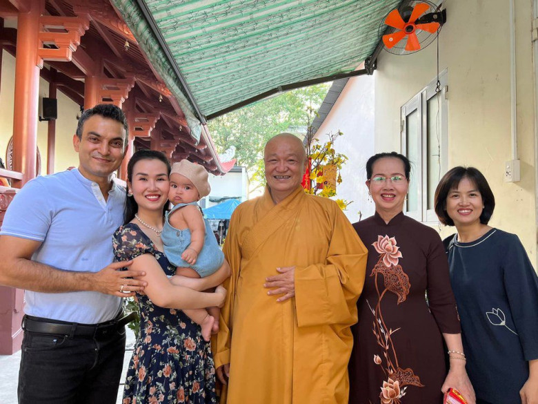 Gia đình nữ ca sĩ thường lên chùa để thăm bố.