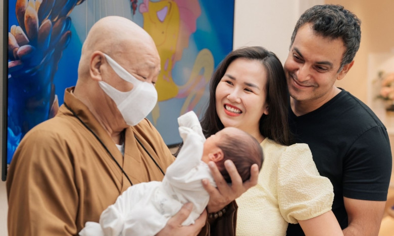 Bố ruột của Võ Hạ Trâm đến viện để thăm cháu.