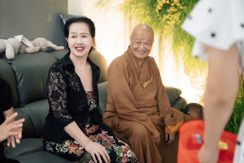 Bố mẹ ruột của nữ ca sĩ xuất hiện trong buổi tiệc sinh nhật cháu.