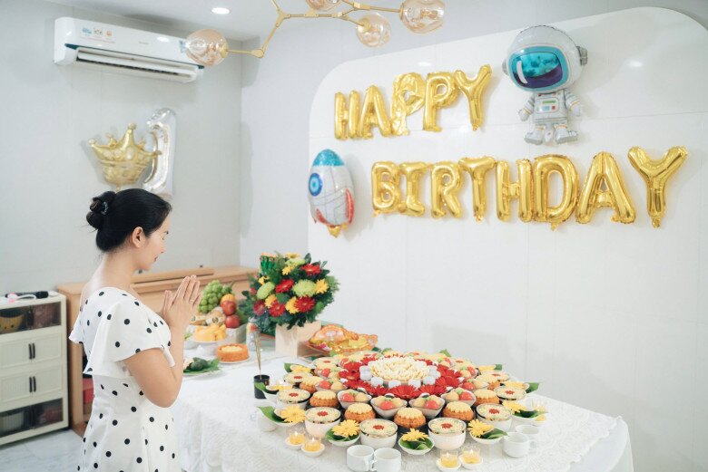 Võ Hạ Trâm chuẩn bị chu đáo mâm cúng trong ngày sinh nhật của quý tử.