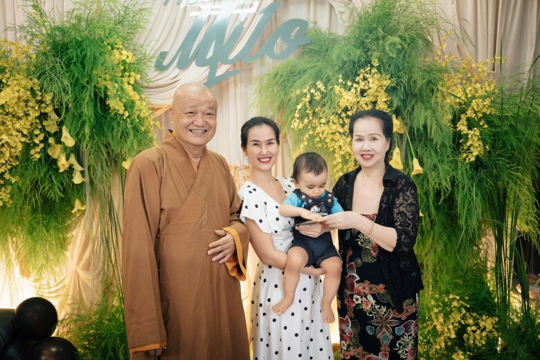 Bố ruột của Võ Hạ Trâm đã xuất gia và từ chùa về dự sinh nhật cháu ngoại.