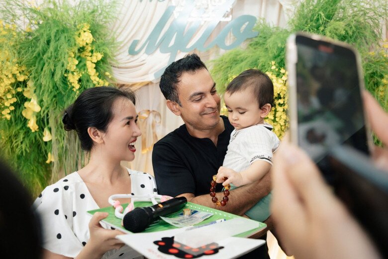 Milo chọn tràng hạt trong phần bốc đồ đoán tương lai ở tiệc thôi nôi.