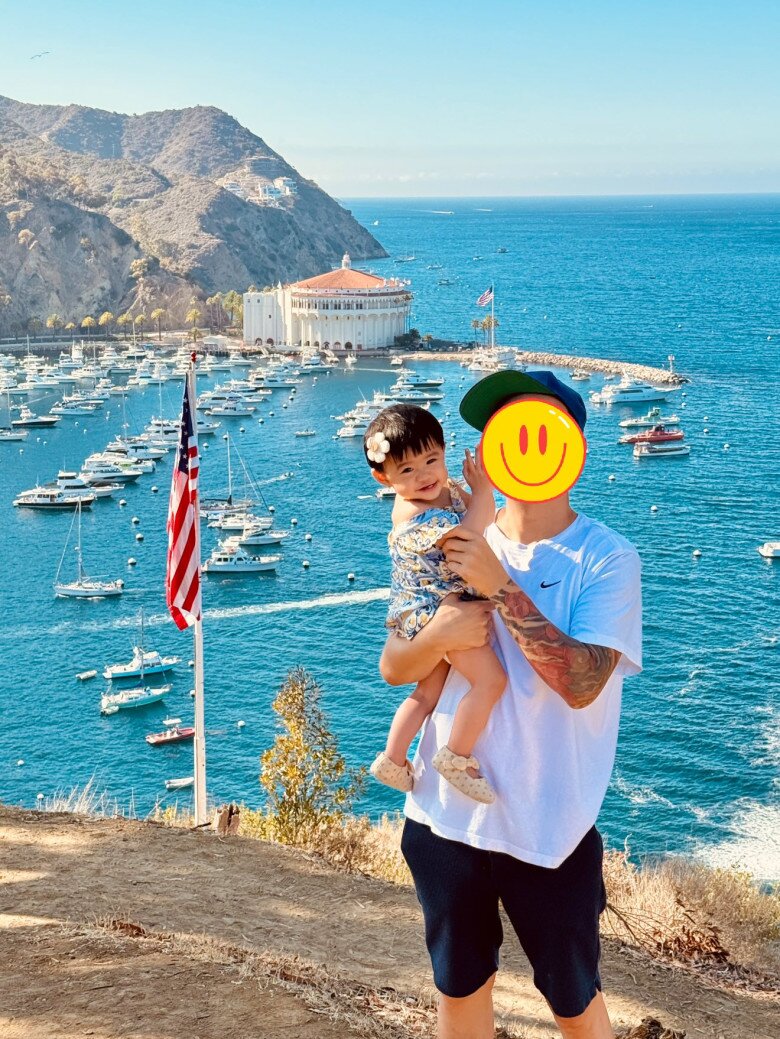 Nam doanh nhân bế con gái Nubi đi chơi ở Mỹ.