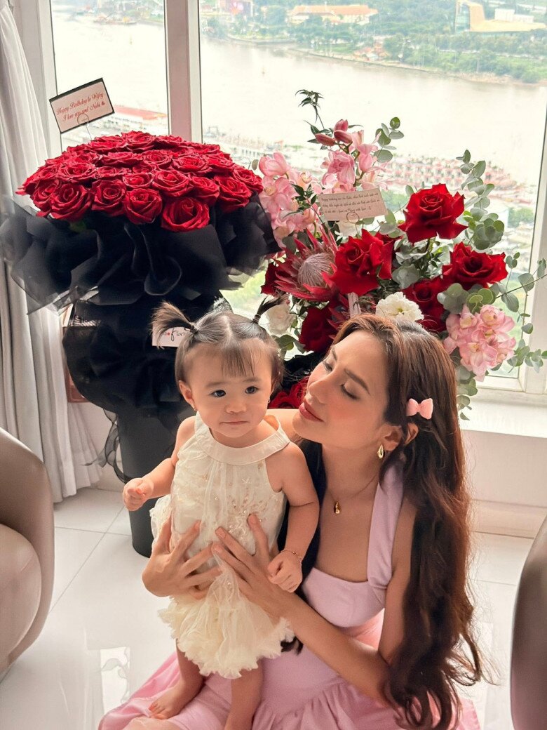 Võ Hoàng Yến được chồng tặng hoa hồng lãng mạn trong dịp sinh nhật.