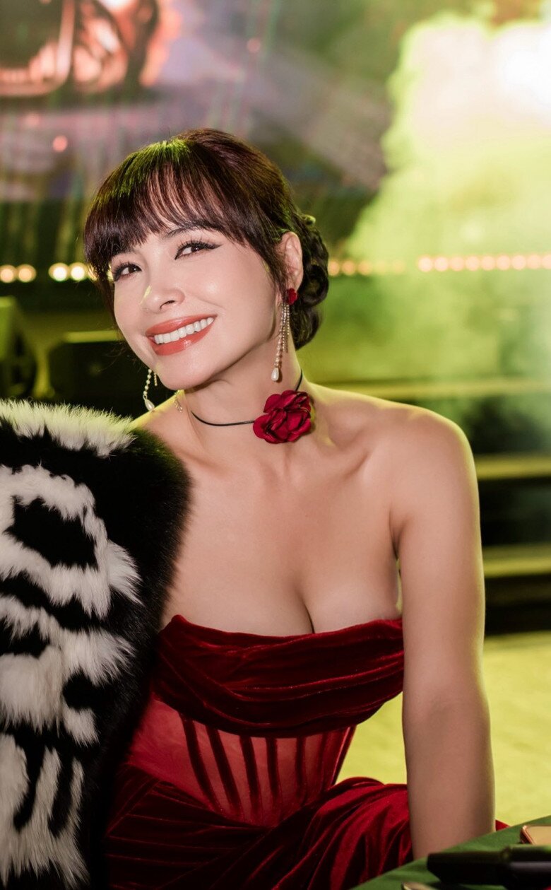 Sao Việt 24h: Vợ NSND Xuân Bắc được khen nhìn như amp;#34;lên chứcamp;#34; khi tình tứ đứng cạnh chồng, chuẩn dáng amp;#34;bà sui cực phẩmamp;#34; - 12