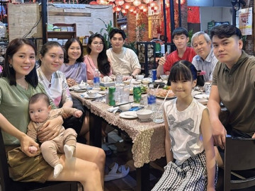 Lê Phương cùng ông xã Trung Kiên về quê, tiết lộ lâu lắm cả nhà mới đoàn tụ, Cà Pháo quấn quýt ông ngoại