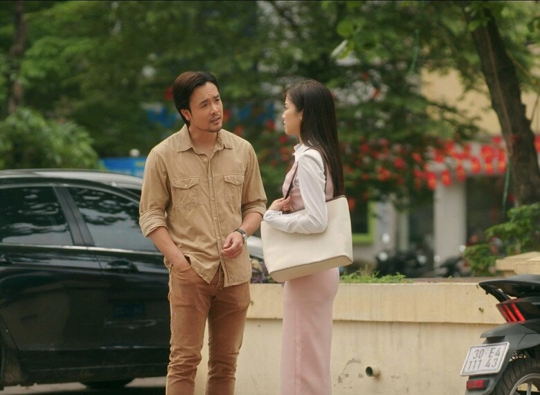 Một cảnh phim khác khi cả hai cãi nhau ngay trước cổng trường học của con trai.