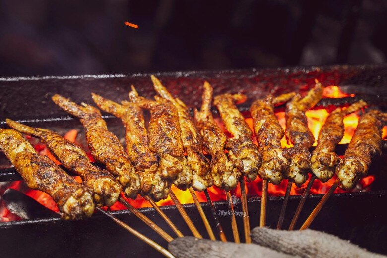 4 Quán Chân Gà Nướng Top Peak Nhất Thủ Đô: Mùi Thơm Phức Khắp Phố, Người Ngồi Tràn Cả Vỉa Hè Để Ăn 4 Quán Chân Gà Nướng Amp;#34;Top Peakamp;#34; Nhất Thủ Đô: Mùi Thơm Phức Khắp Phố, Người Ngồi Tràn Cả Vỉa Hè Để Ăn - 3