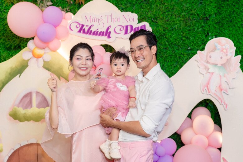 Thành Tá và Lê Hiền vẫn cùng nhau xuất hiện tại tiệc thôi nôi của bé Sóc.