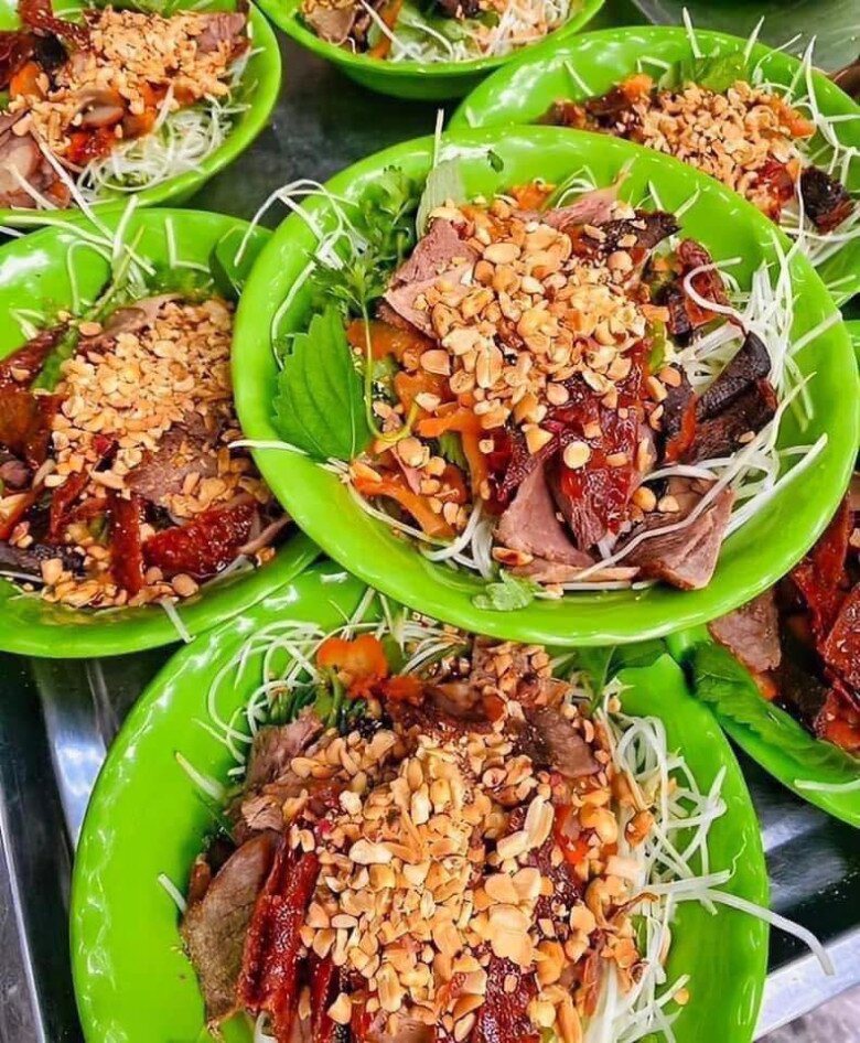 Đi tìm 2 quán nộm bò khô lâu năm giữa lòng phố cổ: Có quán tồn tại hơn 70 năm, mỗi ngày bán hết veo 80kg thịt bò Đi tìm 2 quán nộm bò khô lâu năm giữa lòng phố cổ: Có quán tồn tại hơn 70 năm, mỗi ngày bán hết veo 80kg thịt bò - 3