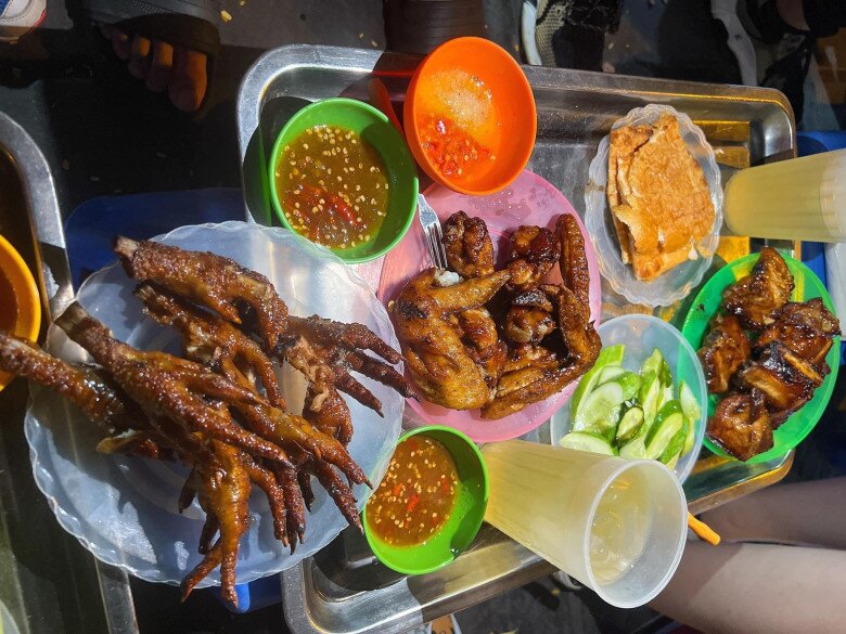 4 quán chân gà nướng amp;#34;top peakamp;#34; nhất Thủ đô: Mùi thơm phức khắp phố, người ngồi tràn cả vỉa hè để ăn - 1