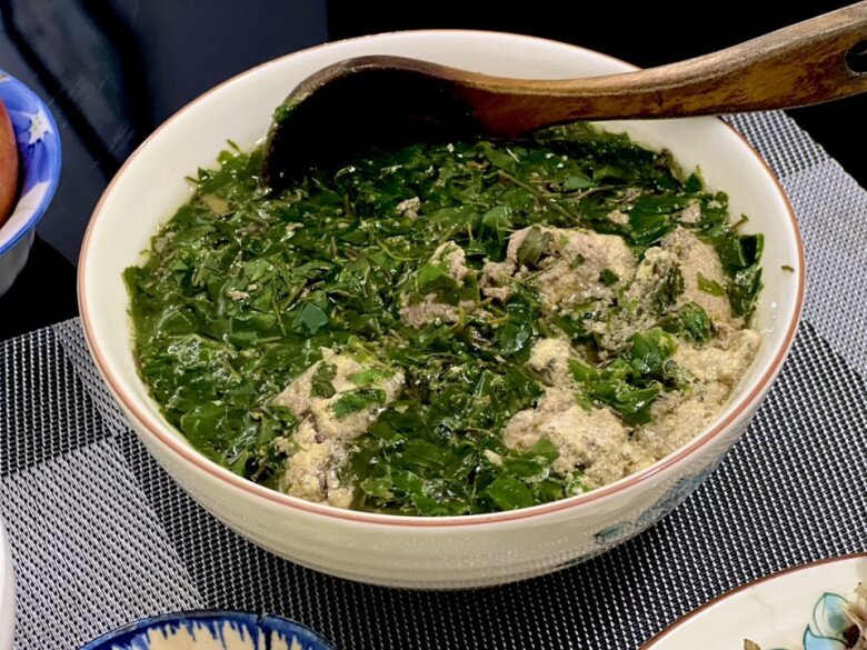 Thứ rau mọc bờ bụi phải nhổ bỏ như cỏ dại nay thành đặc sản chị em lùng mua, nấu canh cua thì ngon hơn amp;#34;sơn hào hải vịamp;#34; - 2