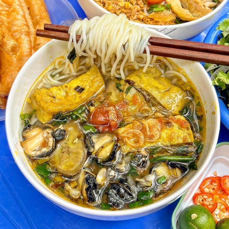 Ăn Sập 5 Quán Bún Ốc Lâu Đời Nhất Hà Nội: Con Ốc Nào Cũng Béo Núc, Quán Vỉa Hè Đông Nghịt Khách Ngày Bán Cả Nghìn Bát Amp;#34;Ăn Sậpamp;#34; 5 Quán Bún Ốc Lâu Đời Nhất Hà Nội: Con Ốc Nào Cũng Béo Núc, Quán Vỉa Hè Đông Nghịt Khách Ngày Bán Cả Nghìn Bát - 5