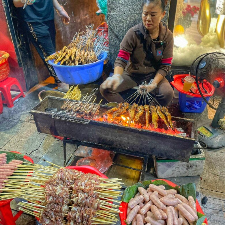 4 Quán Chân Gà Nướng Top Peak Nhất Thủ Đô: Mùi Thơm Phức Khắp Phố, Người Ngồi Tràn Cả Vỉa Hè Để Ăn 4 Quán Chân Gà Nướng Amp;#34;Top Peakamp;#34; Nhất Thủ Đô: Mùi Thơm Phức Khắp Phố, Người Ngồi Tràn Cả Vỉa Hè Để Ăn - 7