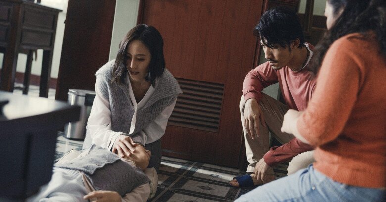 Bác Sĩ Tha Hương lôi cuốn khán giả bằng những phân đoạn phẫu thuật gấp gáp trong không gian chật chội, thiếu thốn.