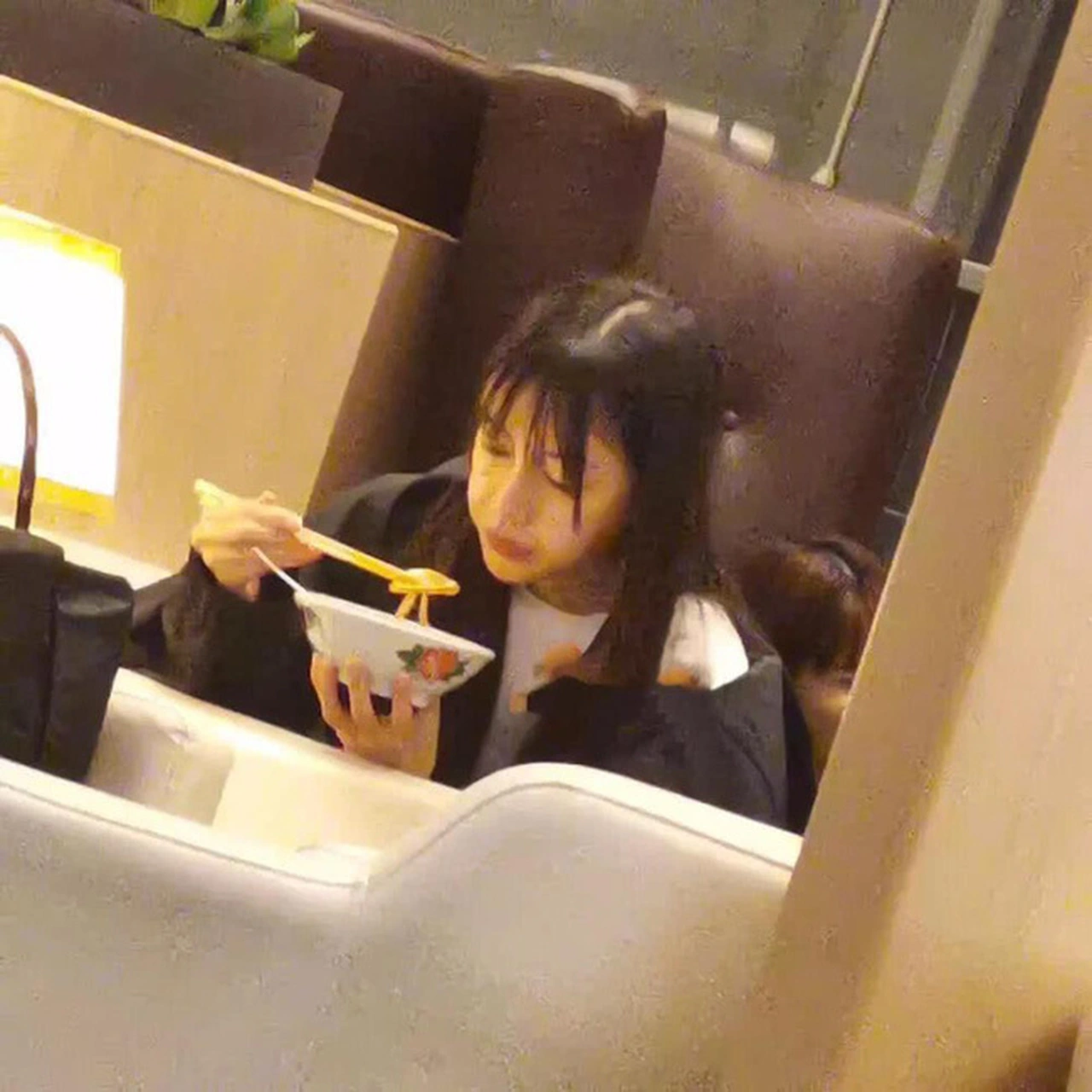 Angela Baby bị phong sát ngầm, cấm phát ngôn trên mạng xã hội suốt 3 tháng, buộc phải lui về ở ẩn.