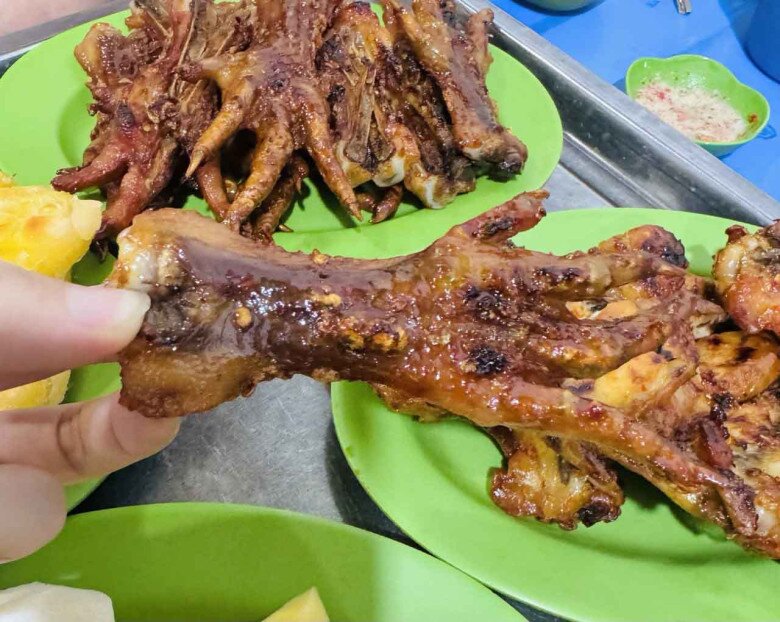 4 Quán Chân Gà Nướng Top Peak Nhất Thủ Đô: Mùi Thơm Phức Khắp Phố, Người Ngồi Tràn Cả Vỉa Hè Để Ăn 4 Quán Chân Gà Nướng Amp;#34;Top Peakamp;#34; Nhất Thủ Đô: Mùi Thơm Phức Khắp Phố, Người Ngồi Tràn Cả Vỉa Hè Để Ăn - 6