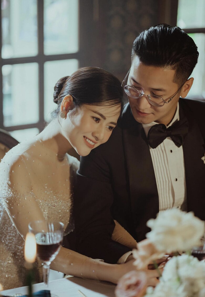 Gần như ngày nào Việt Hoa cũng được ông xã đưa đón đi làm.