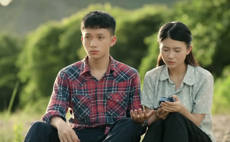 Nhân vật do Hà Việt Dũng thủ vai có sự nhất quán so với cậu nhóc Viễn ở 20 năm trước do Sơn Tùng đảm nhận.