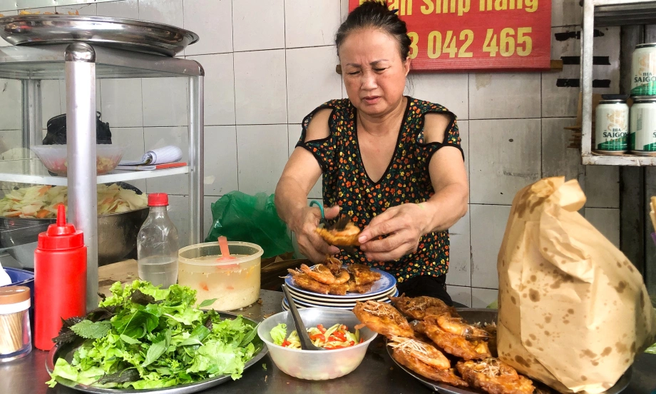 Giữa Lòng Thủ Đô Có 4 Hàng Bánh Tôm Lâu Năm Chuẩn Vị Nhất, Có Quán Hơn 30 Năm Bán Hơn 1000 Chiếc/Ngày Giữa Lòng Thủ Đô Có 4 Hàng Bánh Tôm Lâu Năm Amp;#34;Chuẩn Vịamp;#34; Nhất, Có Quán Hơn 30 Năm Bán Hơn 1000 Chiếc/Ngày - 4