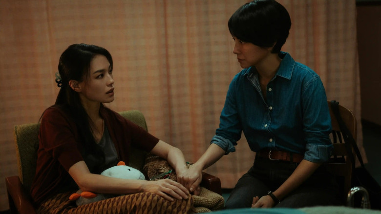 Huệ Quân (Thư Kỳ, trái) và Triệu Tĩnh (Lý Tâm Khiết, phải) là 2 người mẹ có con gái bị bắt cóc sang khu phức hợp của đường dây lừa đảo.