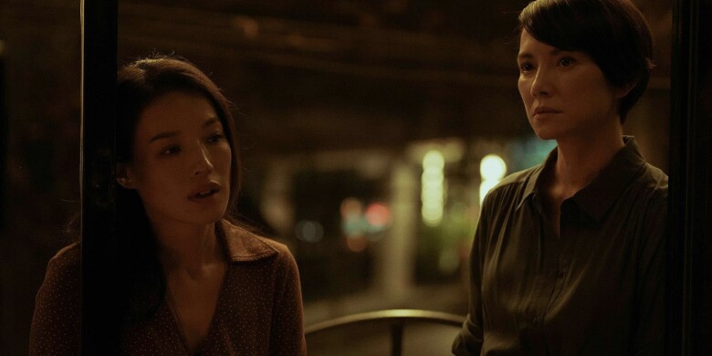 Triệu Tĩnh dưới màn hoá thân của Lý Tâm Khiết (phải) hiện lên với vẻ lạnh lùng và liều lĩnh của một người không còn gì để mất.