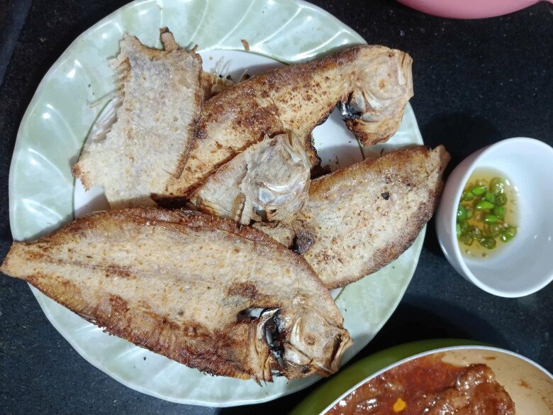 Loài cá nghe tên thấy amp;#34;rảnh rỗiamp;#34; xưa không ai ăn vì toàn xương, nay đem phơi khô thành đặc sản miền Tây dân nhậu cực thích - 4