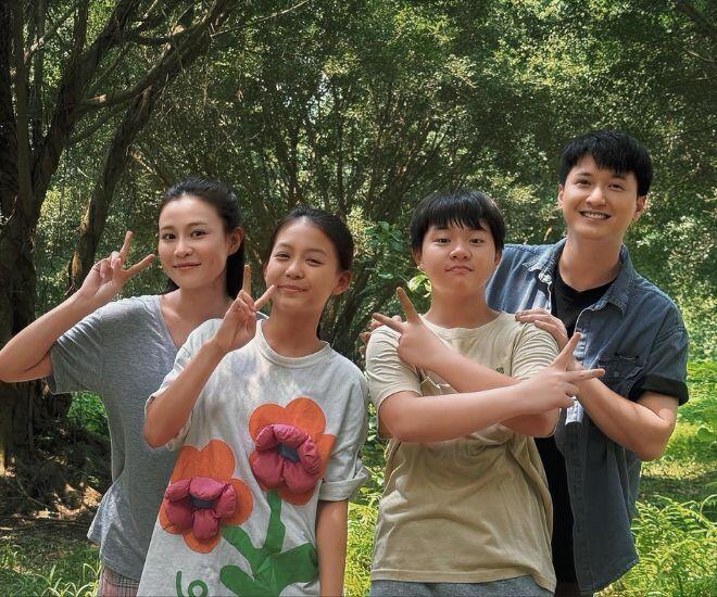 Màn thay diễn viên của cách em 1 milimet huỳnh anh có con trai thất lạc huyền lizzie và em gái xinh như búp bê - 1