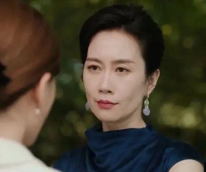 mẹ chồng triệu lộ tư khí chất át vía khiến khán giả quên cách thở đeo phỉ thuỷ 1100 tỷ ngoài đời u50 vẫn lẻ bóng - 1