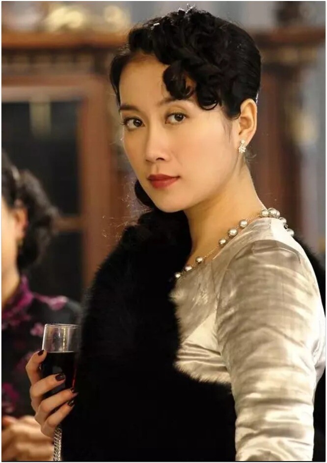 mẹ chồng triệu lộ tư khí chất át vía khiến khán giả quên cách thở đeo phỉ thuỷ 1100 tỷ ngoài đời u50 vẫn lẻ bóng - 9