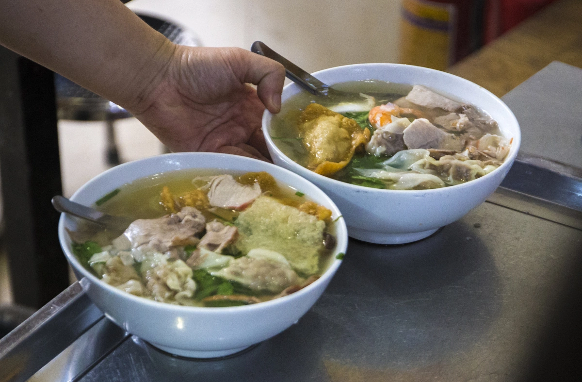 Đi tìm 3 quán mì vằn thắn lâu đời ngon nổi tiếng Thủ đô: Có quán mệnh danh là amp;#34;siêu chảnhamp;#34;, chỉ bán vài tiếng là hết sạch - 2