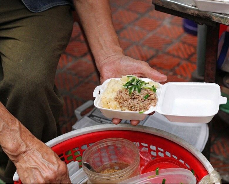 Món Ăn Cứu Đói Từ Thời Bao Cấp Nay Thành Đặc Sản Cực Hiếm Ở Hà Nội: Khắp Thủ Đô Chỉ Còn Đúng 1 Quán Bán Suốt Hơn 20 Năm Món Ăn Amp;#34;Cứu Đóiamp;#34; Từ Thời Bao Cấp Nay Thành Đặc Sản Cực Hiếm Ở Hà Nội: Khắp Thủ Đô Chỉ Còn Đúng 1 Quán Bán Suốt Hơn 20 Năm - 3