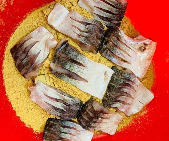 Món cá đem ủ thứ bột thơm phức thành đặc sản độc lạ ở Phú Thọ: Ăn một lần mê tới già, khách đóng thùng mua làm quà - 1