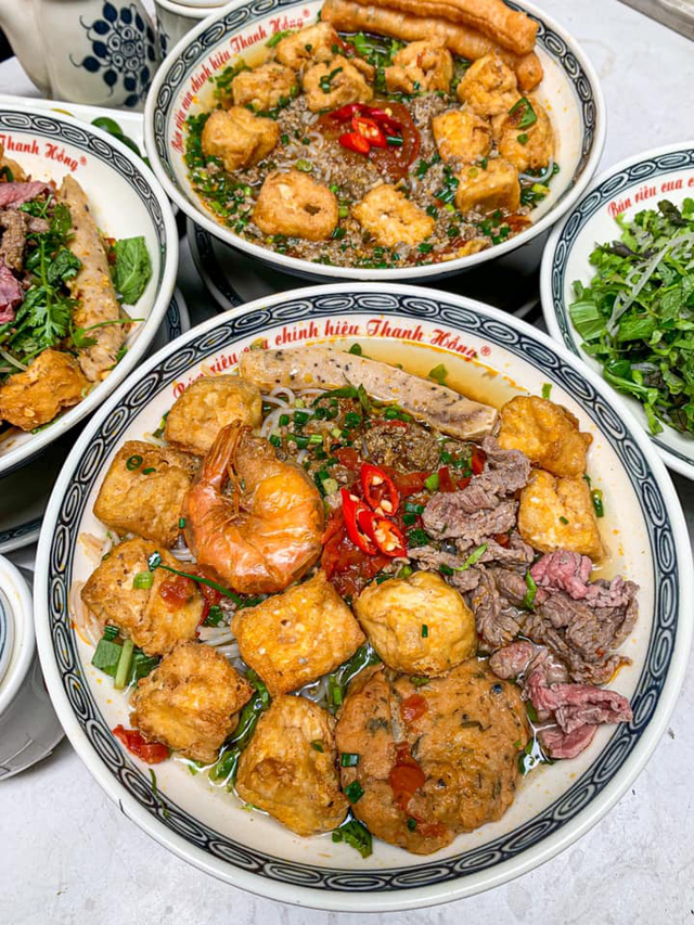 Truy Tìm 3 Quán Bún Riêu Lâu Đời Giữa Lòng Thủ Đô: Tồn Tại Mấy Chục Năm Vẫn 1 Hương Vị, Nườm Nượp Khách Không Đủ Chỗ Ngồi Truy Tìm 3 Quán Bún Riêu Lâu Đời Giữa Lòng Thủ Đô: Tồn Tại Mấy Chục Năm Vẫn 1 Hương Vị, Nườm Nượp Khách Không Đủ Chỗ Ngồi - 2