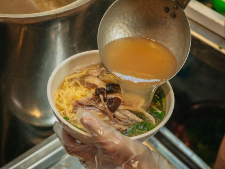 2 Quán Bún Thang Lâu Đời Nhất Thủ Đô: Tồn Tại Hơn 30 Năm, Chỉ Bán Buổi Tối Mà Hết Veo 800 Bát/Ngày 2 Quán Bún Thang Lâu Đời Nhất Thủ Đô: Tồn Tại Hơn 30 Năm, Chỉ Bán Buổi Tối Mà Hết Veo 800 Bát/Ngày - 3