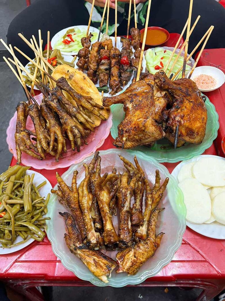 4 Quán Chân Gà Nướng Top Peak Nhất Thủ Đô: Mùi Thơm Phức Khắp Phố, Người Ngồi Tràn Cả Vỉa Hè Để Ăn 4 Quán Chân Gà Nướng Amp;#34;Top Peakamp;#34; Nhất Thủ Đô: Mùi Thơm Phức Khắp Phố, Người Ngồi Tràn Cả Vỉa Hè Để Ăn - 4