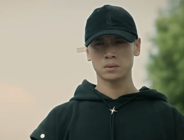 Gương mặt Biên hằn rõ những đường nét của một người từng trải.