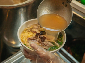 2 quán bún thang lâu đời nhất Thủ đô: Tồn tại hơn 30 năm, chỉ bán buổi tối mà hết veo 800 bát/ngày
