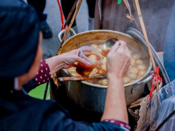 3 quán bán món bánh đặc sản mùa đông Hà Nội: Tồn tại mấy chục năm khách vẫn xếp hàng, bán 3 tiếng hết bay 4 thùng bánh