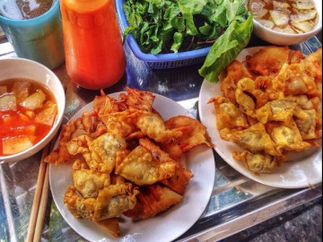 Giữa lòng Thủ đô có 4 hàng bánh tôm lâu năm chuẩn vị nhất, có quán hơn 30 năm bán hơn 1000 chiếc/ngày