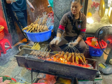 4 quán chân gà nướng top peak nhất Thủ đô: Mùi thơm phức khắp phố, người ngồi tràn cả vỉa hè để ăn